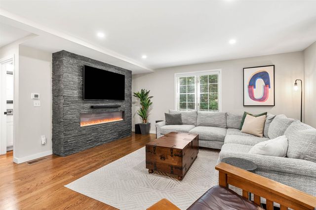 21 Foxglove Court, Nashua, NH 03062