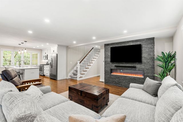 21 Foxglove Court, Nashua, NH 03062