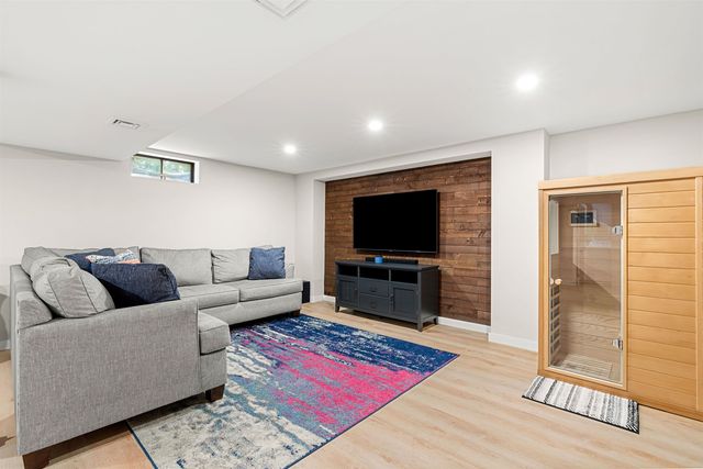 21 Foxglove Court, Nashua, NH 03062