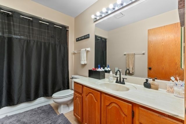 1305 Dancer Court, Libertyville, IL 60048