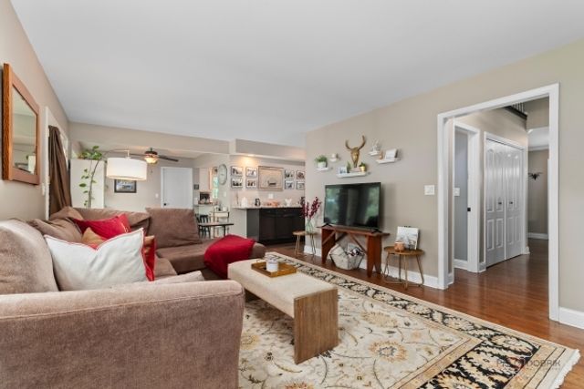 1305 Dancer Court, Libertyville, IL 60048