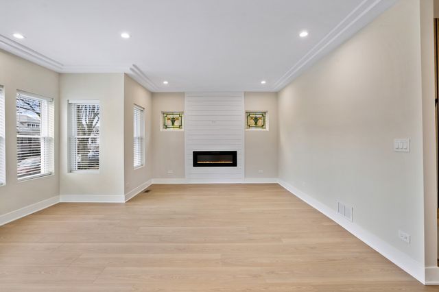 5700 W Grace Street, Chicago, IL 60634