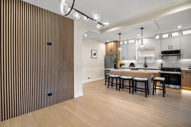 5700 W Grace Street, Chicago, IL 60634