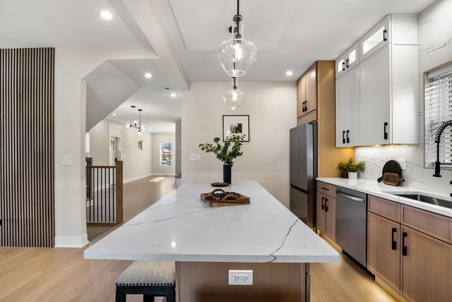 5700 W Grace Street, Chicago, IL 60634