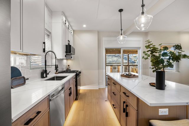 5700 W Grace Street, Chicago, IL 60634