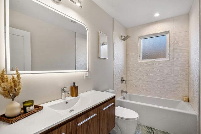 5700 W Grace Street, Chicago, IL 60634