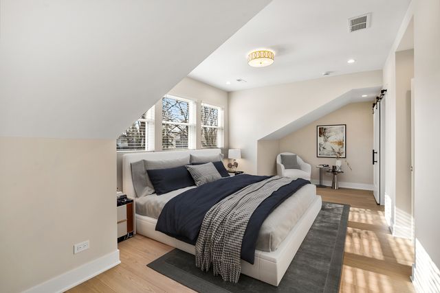 5700 W Grace Street, Chicago, IL 60634