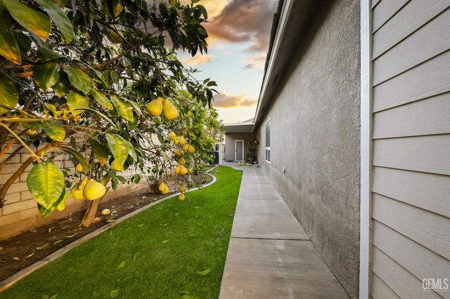 10308 Dutch Iris Drive, Bakersfield, CA 93311