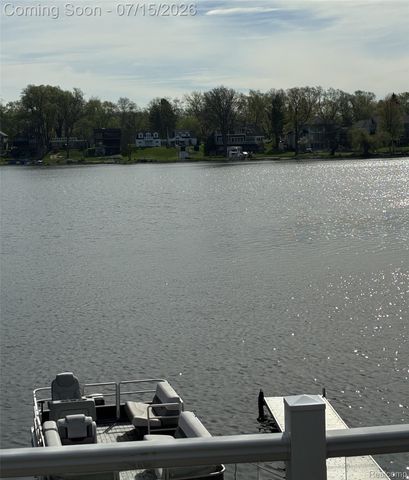 3285 Mapledale Street, Commerce Charter Township, MI 48382