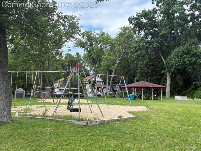 3285 Mapledale Street, Commerce Charter Township, MI 48382