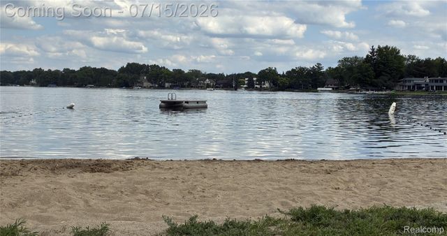 3285 Mapledale Street, Commerce Charter Township, MI 48382