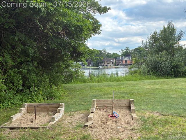 3285 Mapledale Street, Commerce Charter Township, MI 48382