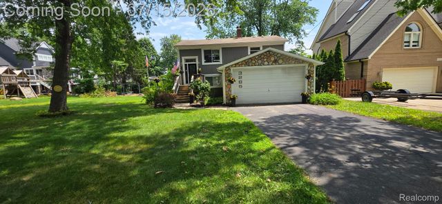 3285 Mapledale Street, Commerce Charter Township, MI 48382