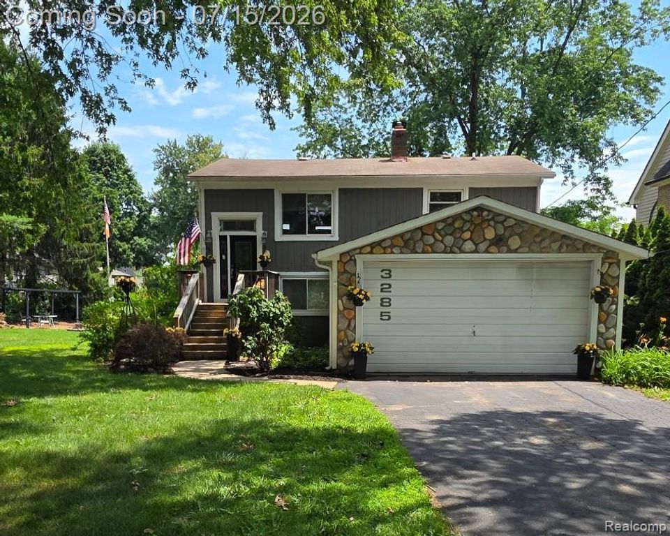 3285 Mapledale Street, Commerce Charter Township, MI 48382