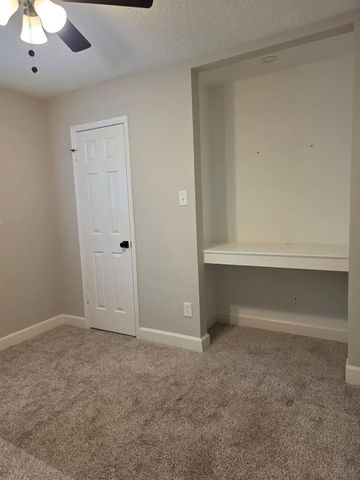 8 N Brook Pebble Court, The Woodlands, TX 77380