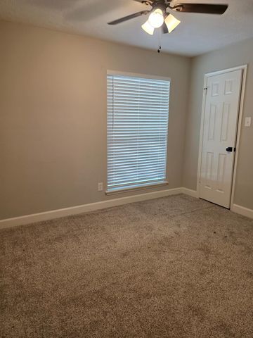 8 N Brook Pebble Court, The Woodlands, TX 77380