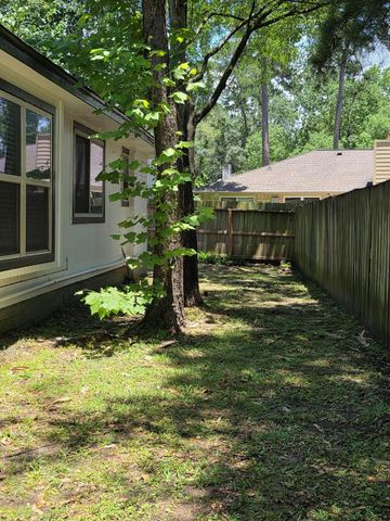 8 N Brook Pebble Court, The Woodlands, TX 77380