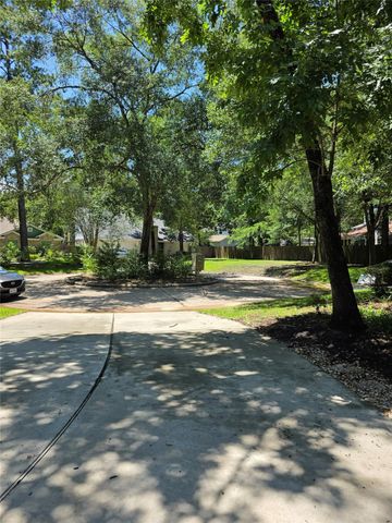 8 N Brook Pebble Court, The Woodlands, TX 77380