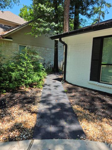 8 N Brook Pebble Court, The Woodlands, TX 77380