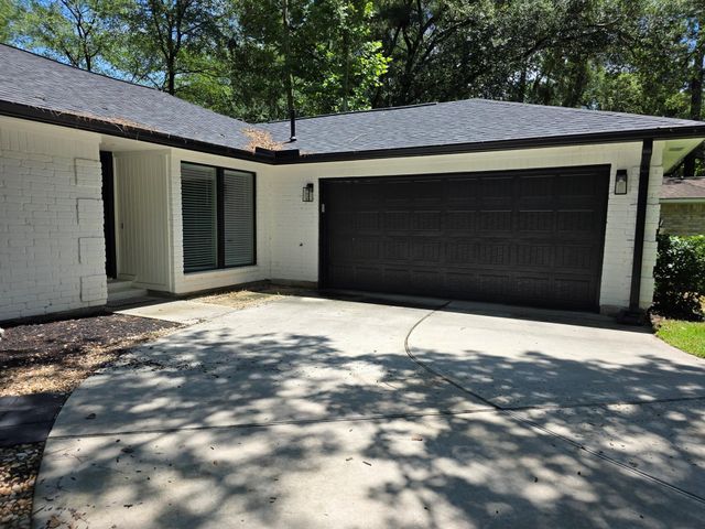 8 N Brook Pebble Court, The Woodlands, TX 77380