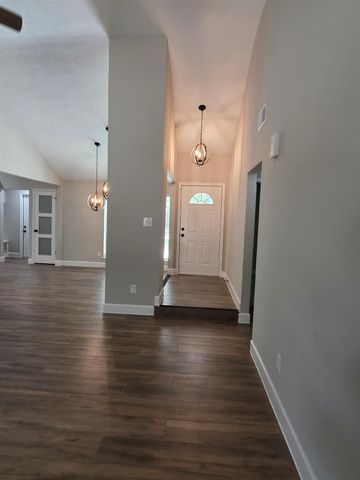 8 N Brook Pebble Court, The Woodlands, TX 77380