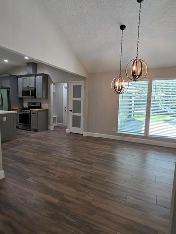 8 N Brook Pebble Court, The Woodlands, TX 77380