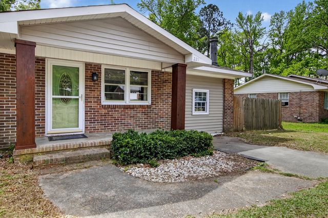 221 Forest Circle, Summerville, SC 29483