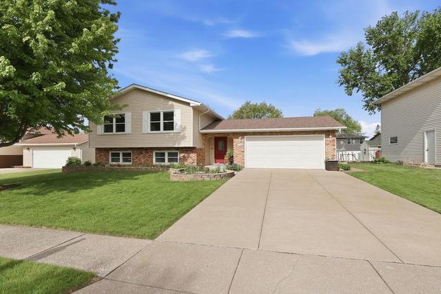 3706 Tam O Shanter Drive, Bettendorf, IA 52722