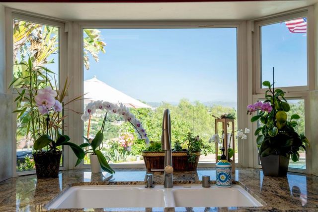 969 Viletta Drive, Escondido, CA 92027