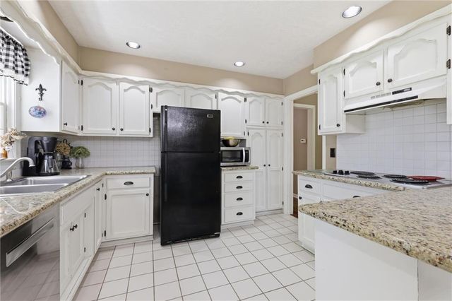 5615 W 70th Terrace, Prairie Village, KS 66208