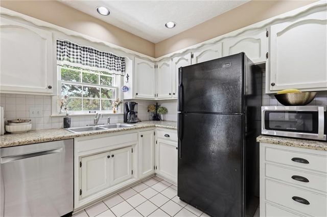 5615 W 70th Terrace, Prairie Village, KS 66208
