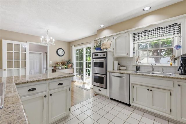 5615 W 70th Terrace, Prairie Village, KS 66208