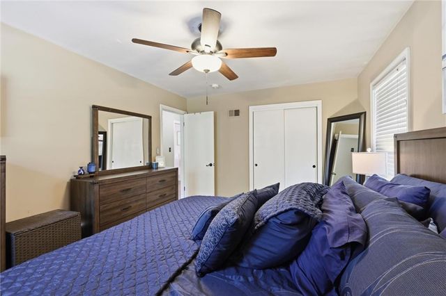 5615 W 70th Terrace, Prairie Village, KS 66208