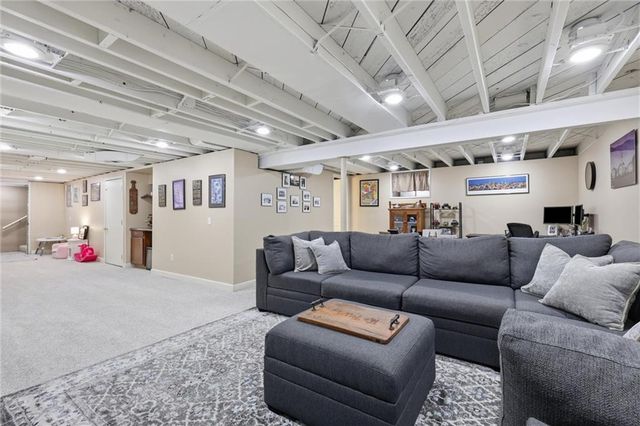 5615 W 70th Terrace, Prairie Village, KS 66208