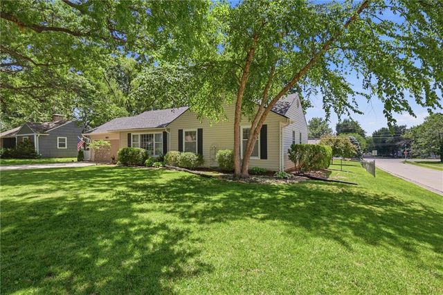 5615 W 70th Terrace, Prairie Village, KS 66208
