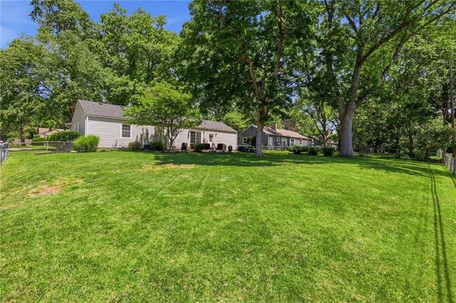 5615 W 70th Terrace, Prairie Village, KS 66208