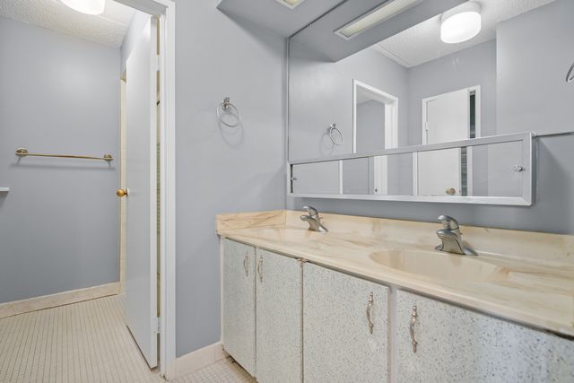 9118 W Elmwood Drive 3K, Niles, IL 60714