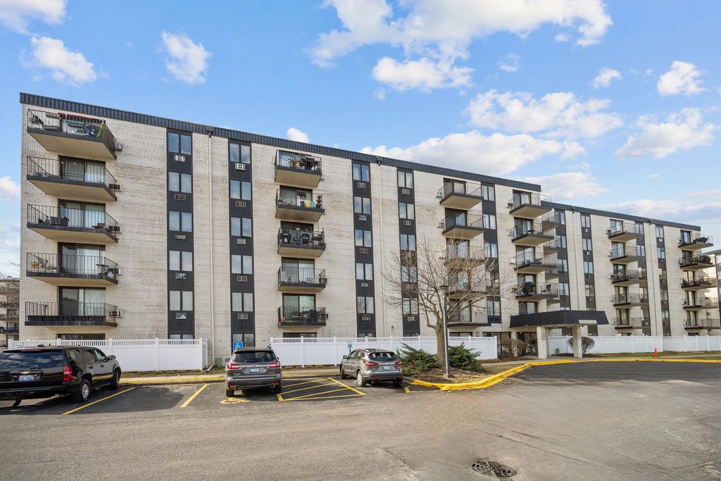 9118 W Elmwood Drive 3K, Niles, IL 60714