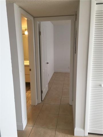 331 Lakeview Drive 201, Weston, FL 33326