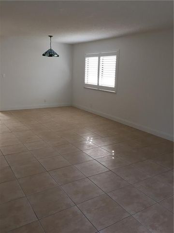 331 Lakeview Drive 201, Weston, FL 33326