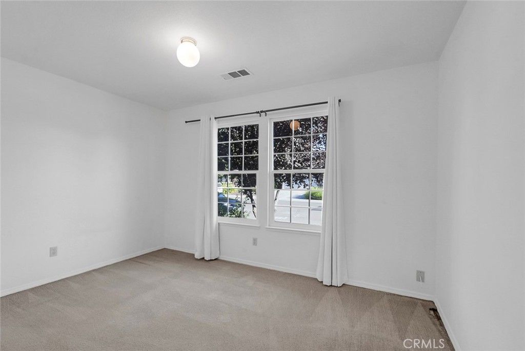 Image 16 of property listing at 975 Doe Court, Merced, CA 95340