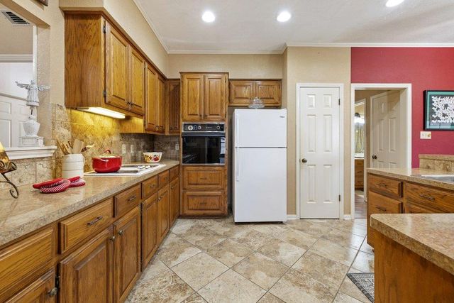 307 Cherrywood CIR, Taylor, TX 76574