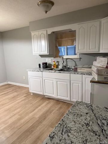 390 W Ypsilanti Avenue, Pontiac, MI 48340