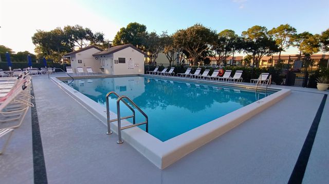 4735 E Lucerne Lakes Boulevard E 413, Lake Worth, FL 33467