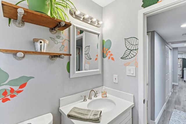 9147 La Riviera Dr, Sacramento, CA 95826