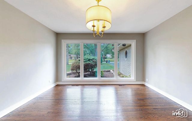124 E Monterey Avenue, Schaumburg, IL 60193