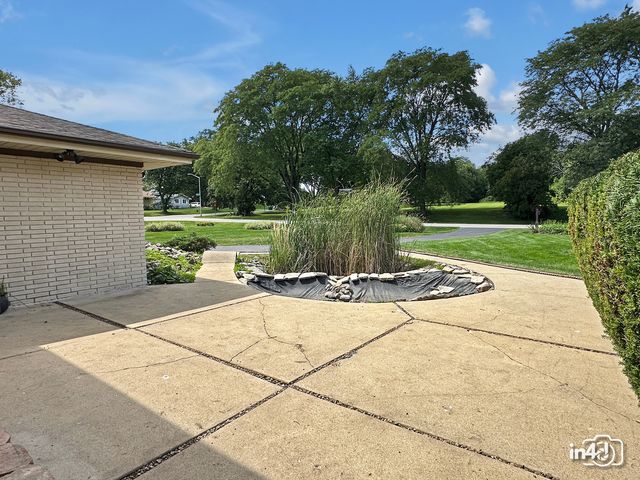 124 E Monterey Avenue, Schaumburg, IL 60193