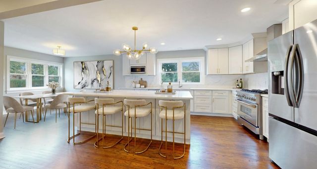 124 E Monterey Avenue, Schaumburg, IL 60193