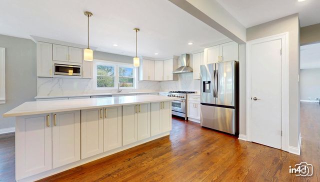 124 E Monterey Avenue, Schaumburg, IL 60193