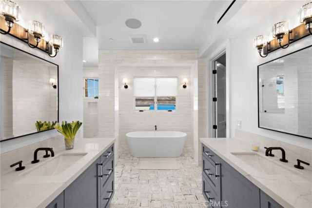 330 Onyx Avenue, Newport Beach, CA 92662